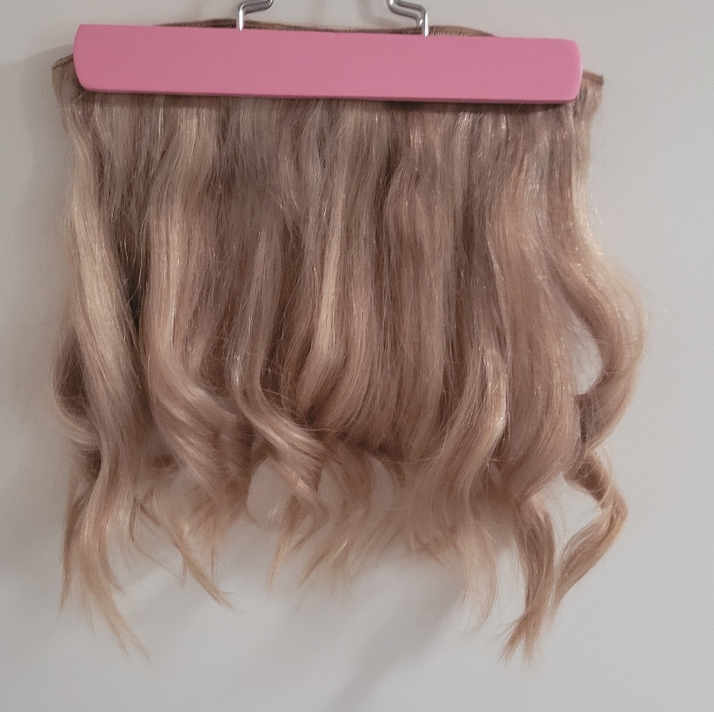 Halo style mixed blonde extensions.